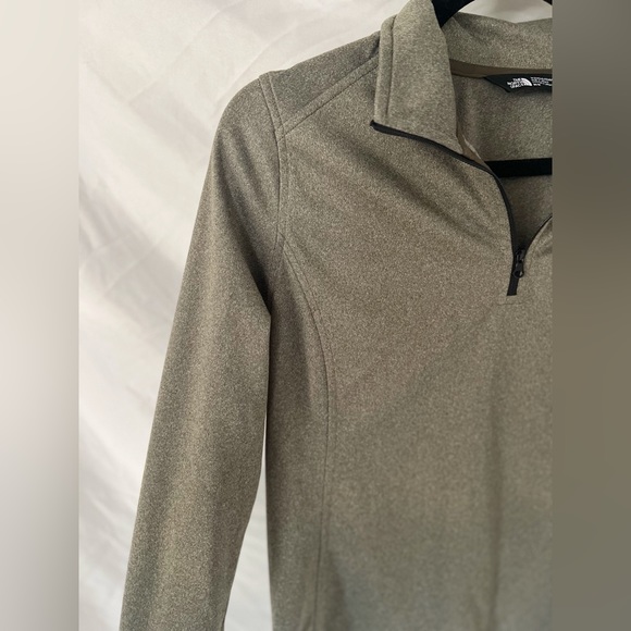 Medium women’s north face fleece - Picture 2 of 5